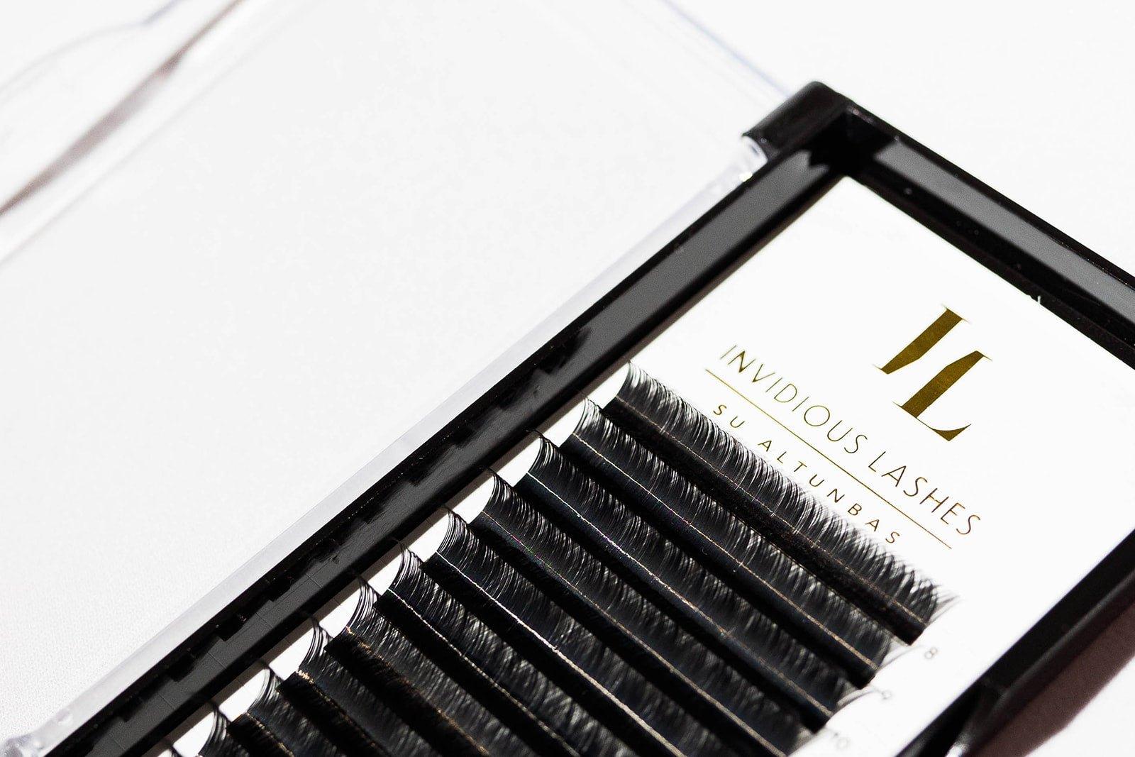 Tray of Classic Eyelash Extensions in D Curl with 0.15 mm thickness, showcasing individual lashes designed for creating a natural yet enhanced lash look.